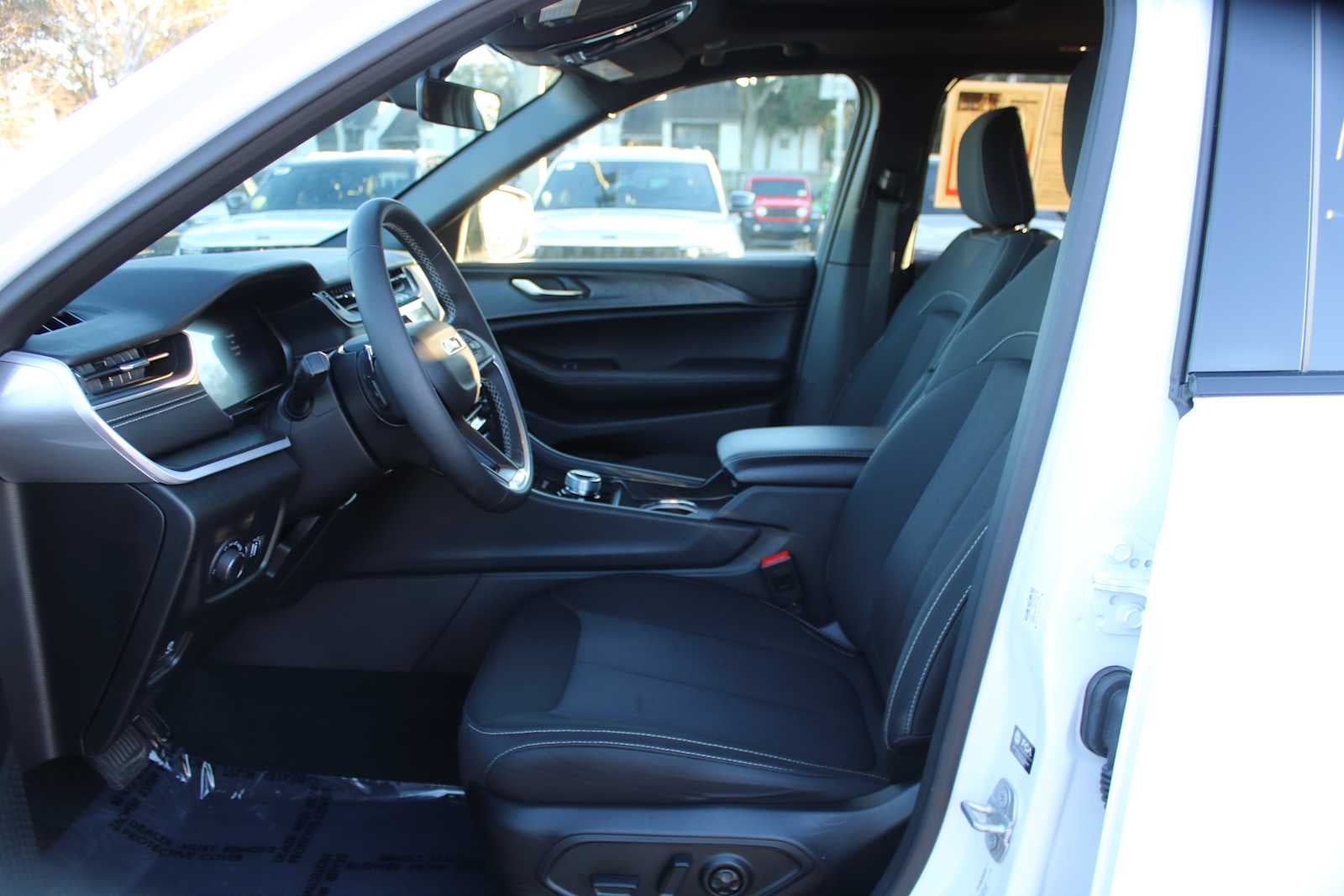 2025 Jeep Grand Cherokee Laredo X 4x2