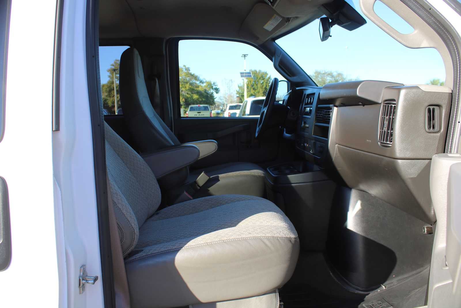 2022 Chevrolet Express Passenger RWD 3500 Extended Wheelbase LT