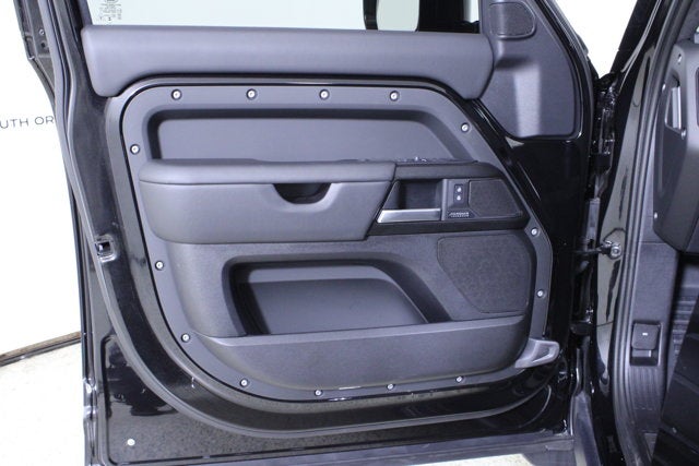 2025 Land Rover Defender V8