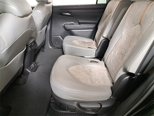 2023 Toyota Highlander Hybrid Bronze Edition