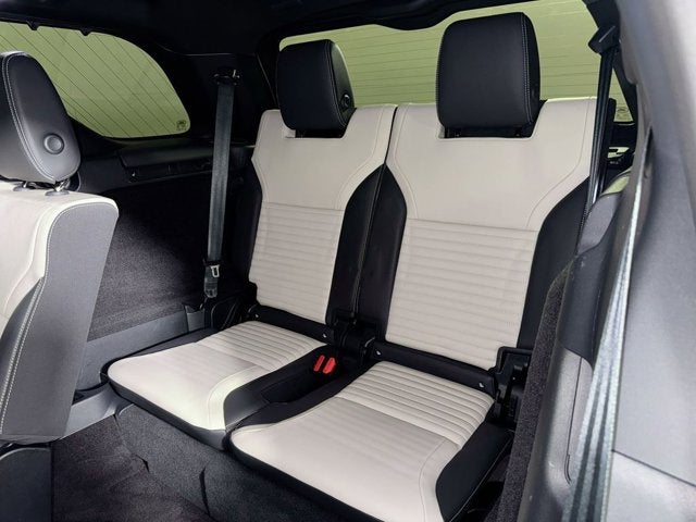 2024 Land Rover Discovery Metropolitan Edition