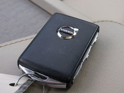 2023 Volvo XC60 Plus Dark Theme