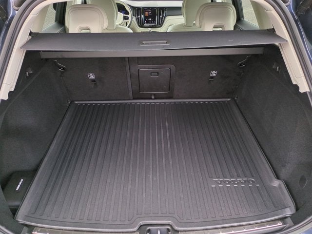 2023 Volvo XC60 Plus Dark Theme