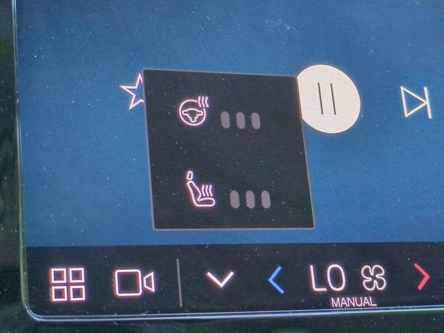 2023 Volvo XC40 Ultimate Bright Theme