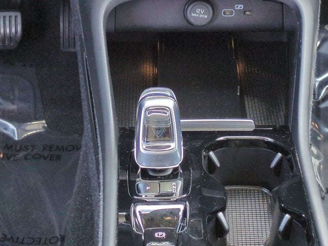 2023 Volvo XC40 Plus Bright Theme