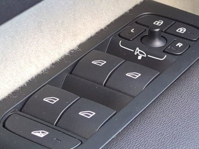 2023 Volvo XC40 Ultimate Bright Theme