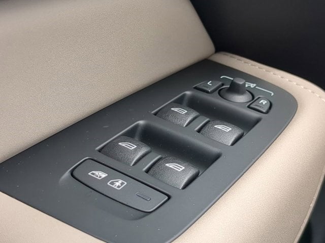 2026 Volvo XC60 Plus